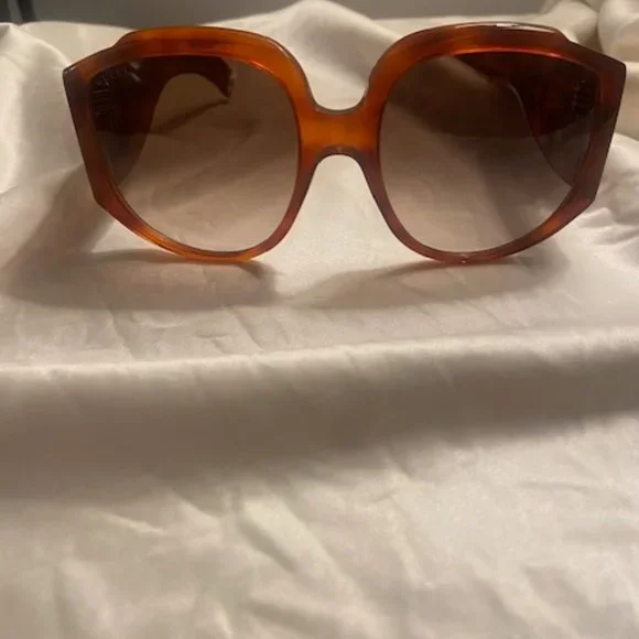 Gucci Oversized Sunglasses - Picture 10 of 10